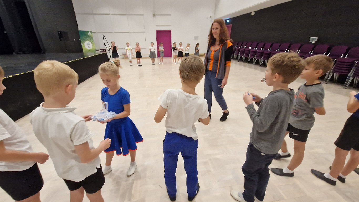 Ādažu sākumskolas bērni deju mēģinājumā