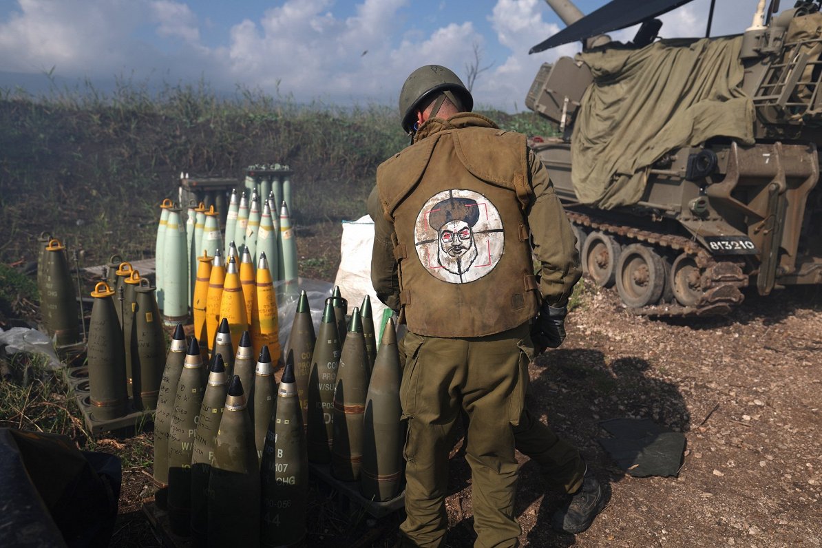 Izraēlas karavīrs, uz kura jakas kā mērķis atainots &quot;Hizbullāh&quot; līderis Hasans Nasralla