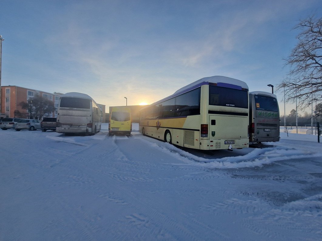 Autobusi ziemas rītā. 2024. gada janvāris.