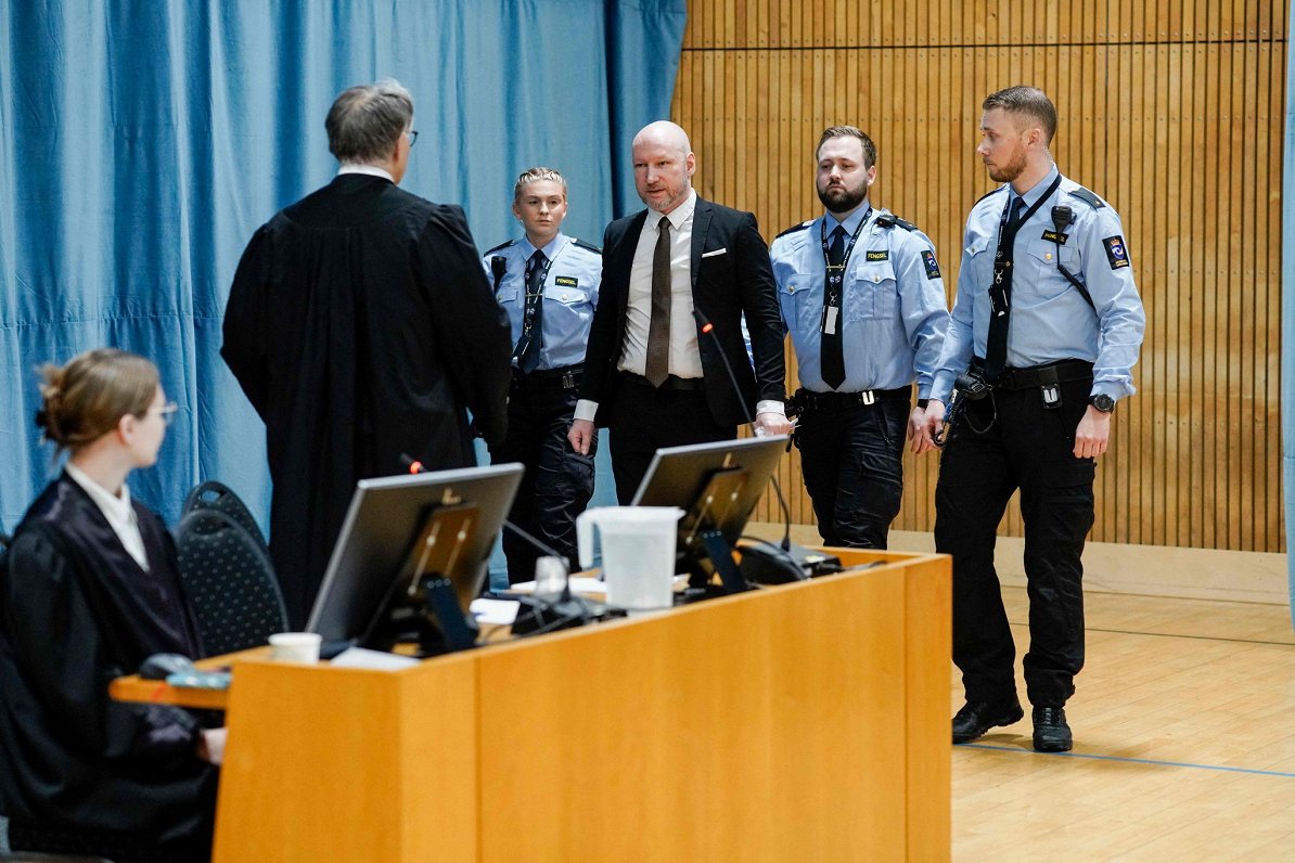 Par masu slepkavību notiesātais labējais ekstrēmists Anderss Bērings-Breivīks tiesas sēdē.