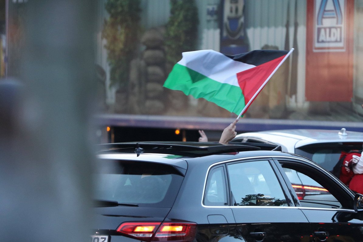 Palestīnas karogs un auto,