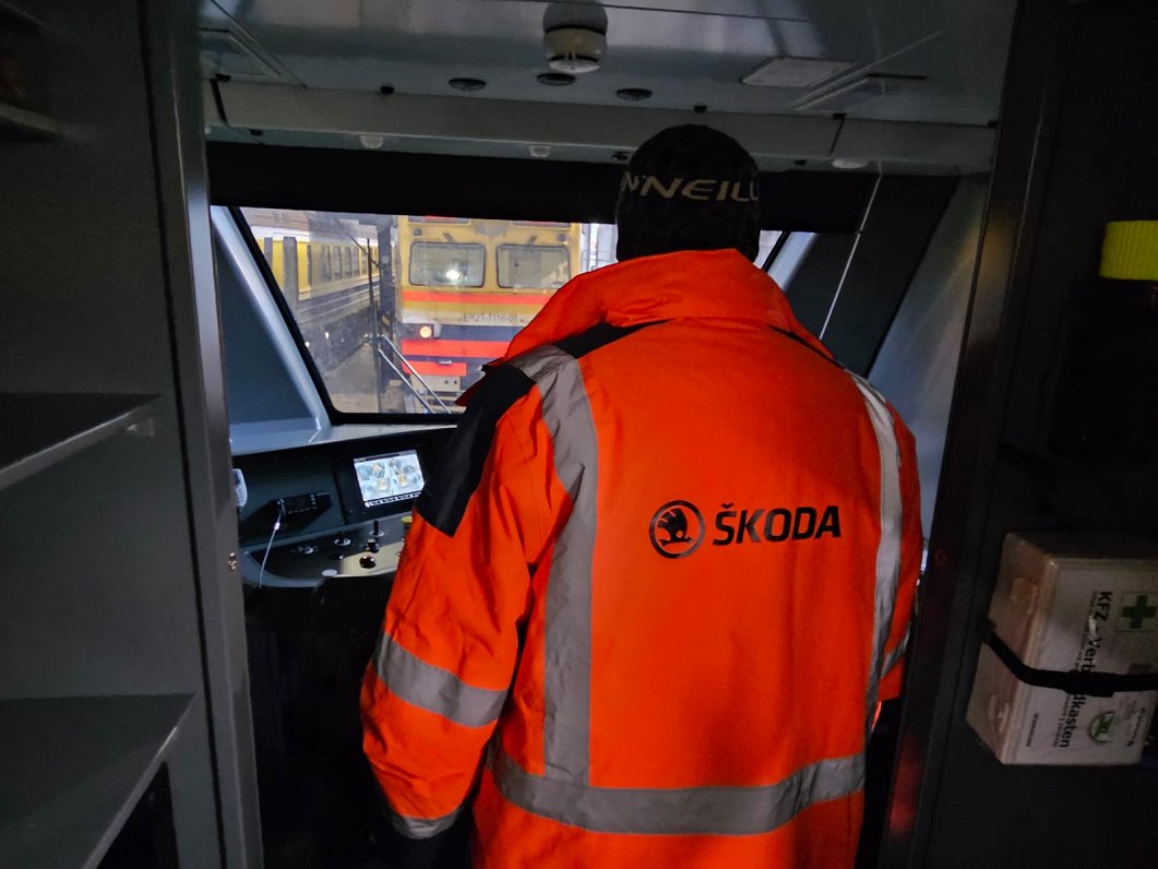 Представитель Škoda в новом электропоезде. Иллюстративное фото