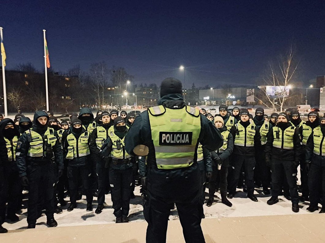 Lietuvas policijas spēki pirms meitenes meklēšanas operācijas.