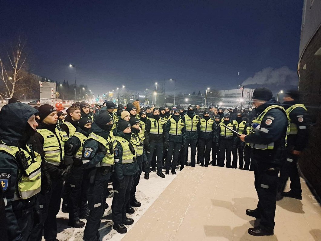 Lietuvas policijas spēki pirms meitenes meklēšanas operācijas.