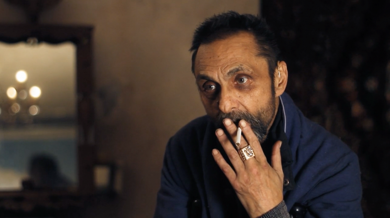 Kadrs ar romu tautības estrādes mūziķi Vano no Ievas Ozoliņas dokumentālās filmas  “Mans tēvs baņķie...