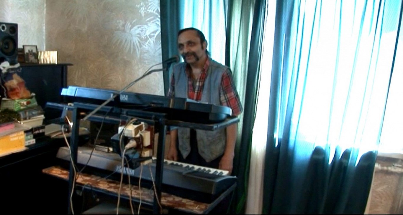Kadrs no Ievas Ozoliņas dokumentālās īsfilmas par romu tautības estrādes mūziķi Vano ”Vientuļais Vil...