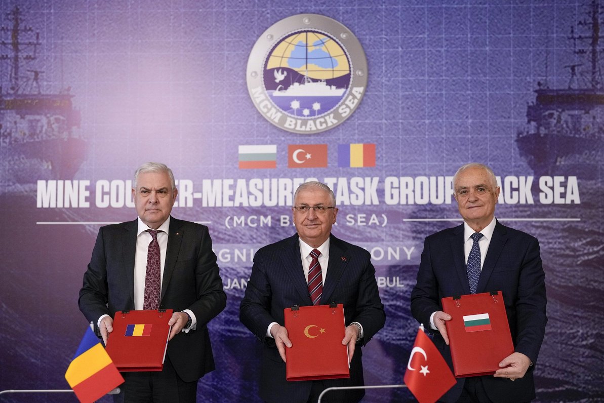 Turcija, Bulgārija un Rumānija paraksta vienošanos par kopīgu Melnās jūras atmīnēšanu