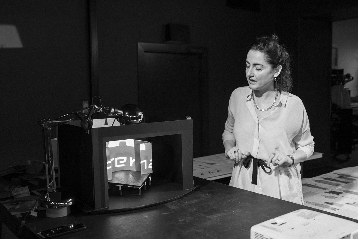 Režisore Laura Groza izrādes «Skatuve ugunī» mēģinājumā Čehova teātrī