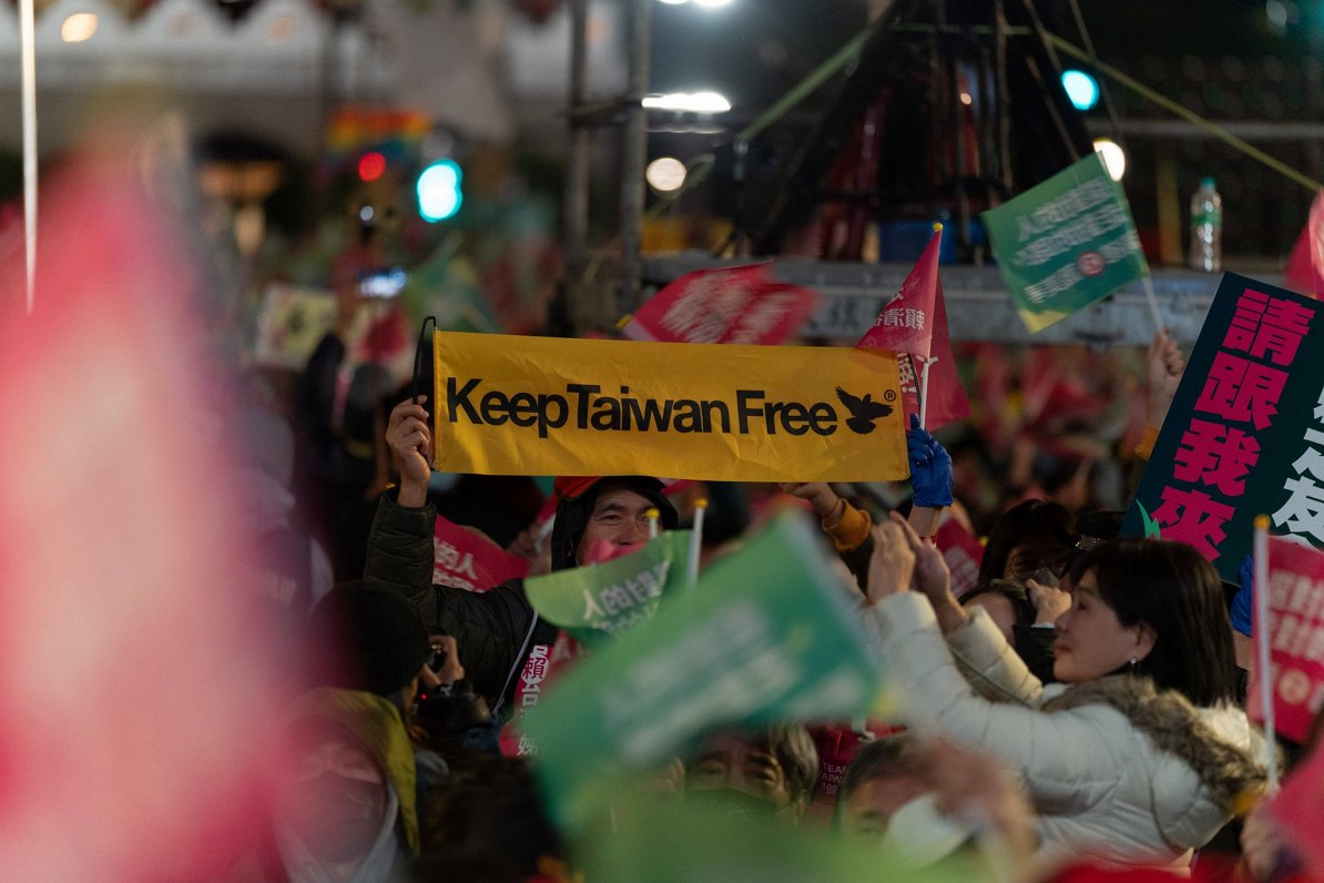 Demokrātiskās progresīvās partijas kandidāta Viljama Lai atbalstītāji priekšvēlēšanu mītiņā Taivānā