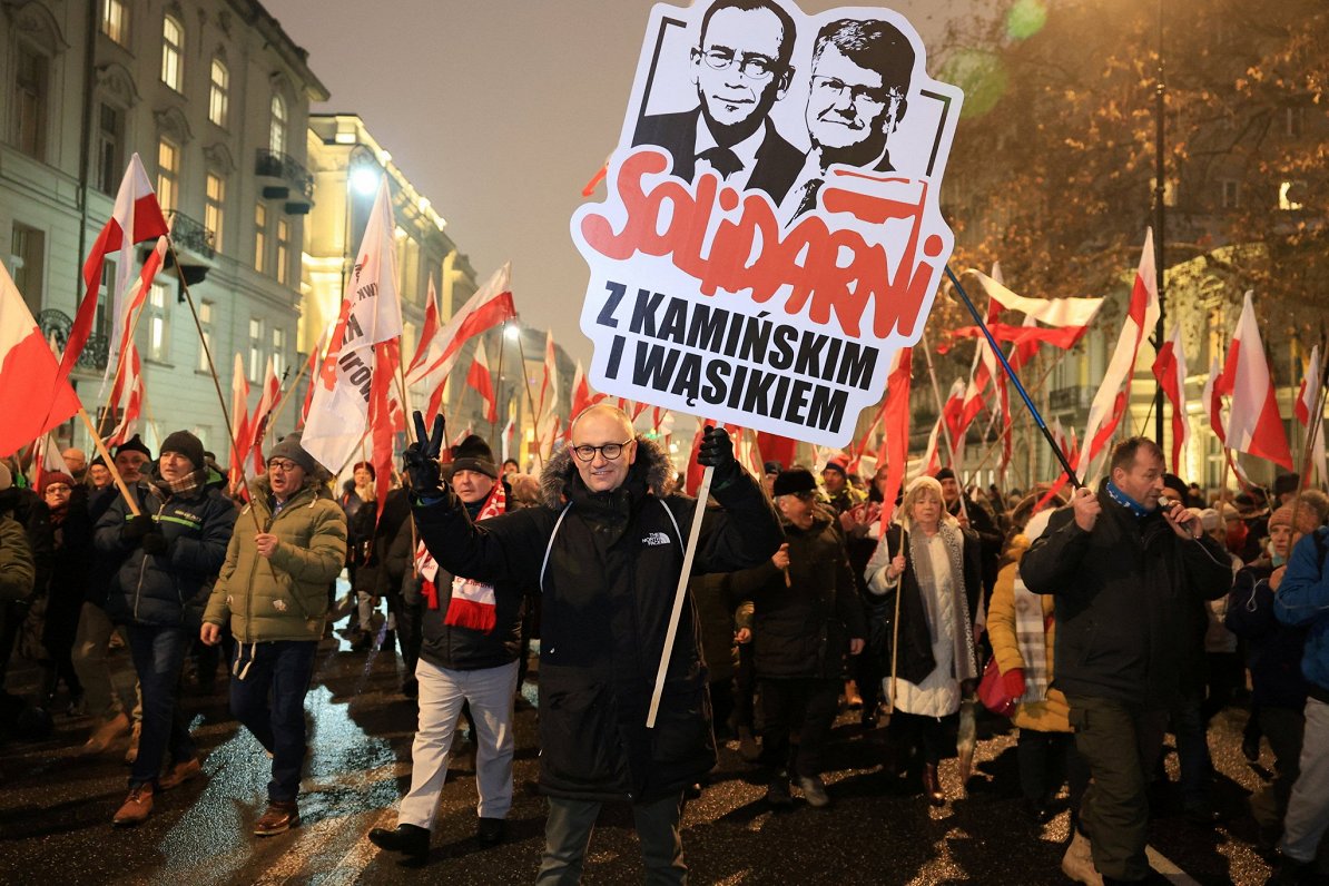 &quot;Likums un taisnīgums&quot; atbalstītāji protestē pret Kamiņska un Vasika apcietināšanu