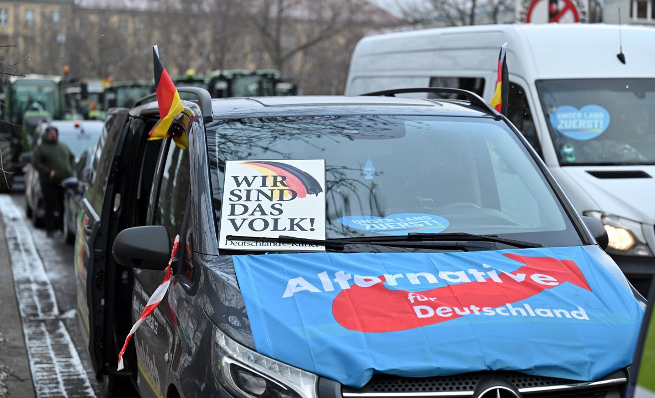 Partijas &quot;Alternatīva Vācijai&quot; atbalstītāji ar saukli &quot;Mēs esam tauta!&quot;