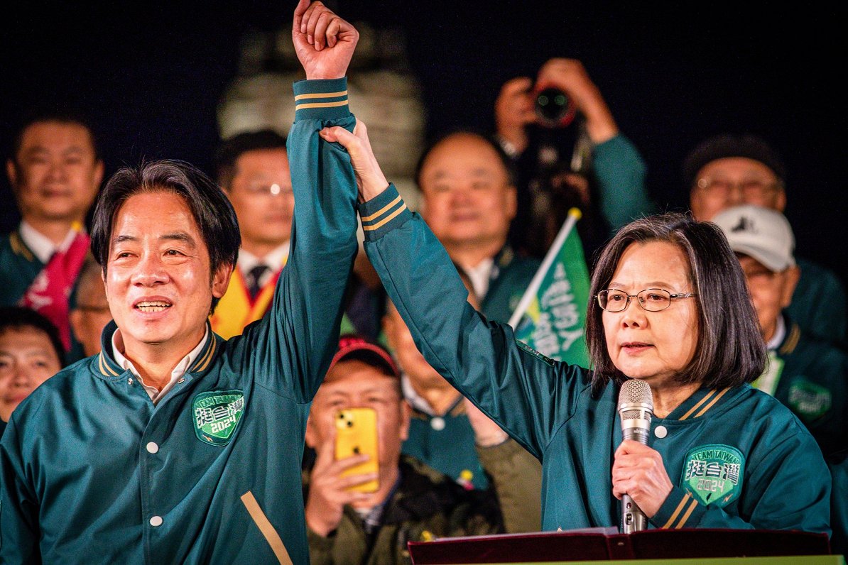 Taivānas prezidenta amata kandidāts Viljams Lai ar līdzšinējo prezidenti Cai Inveņu