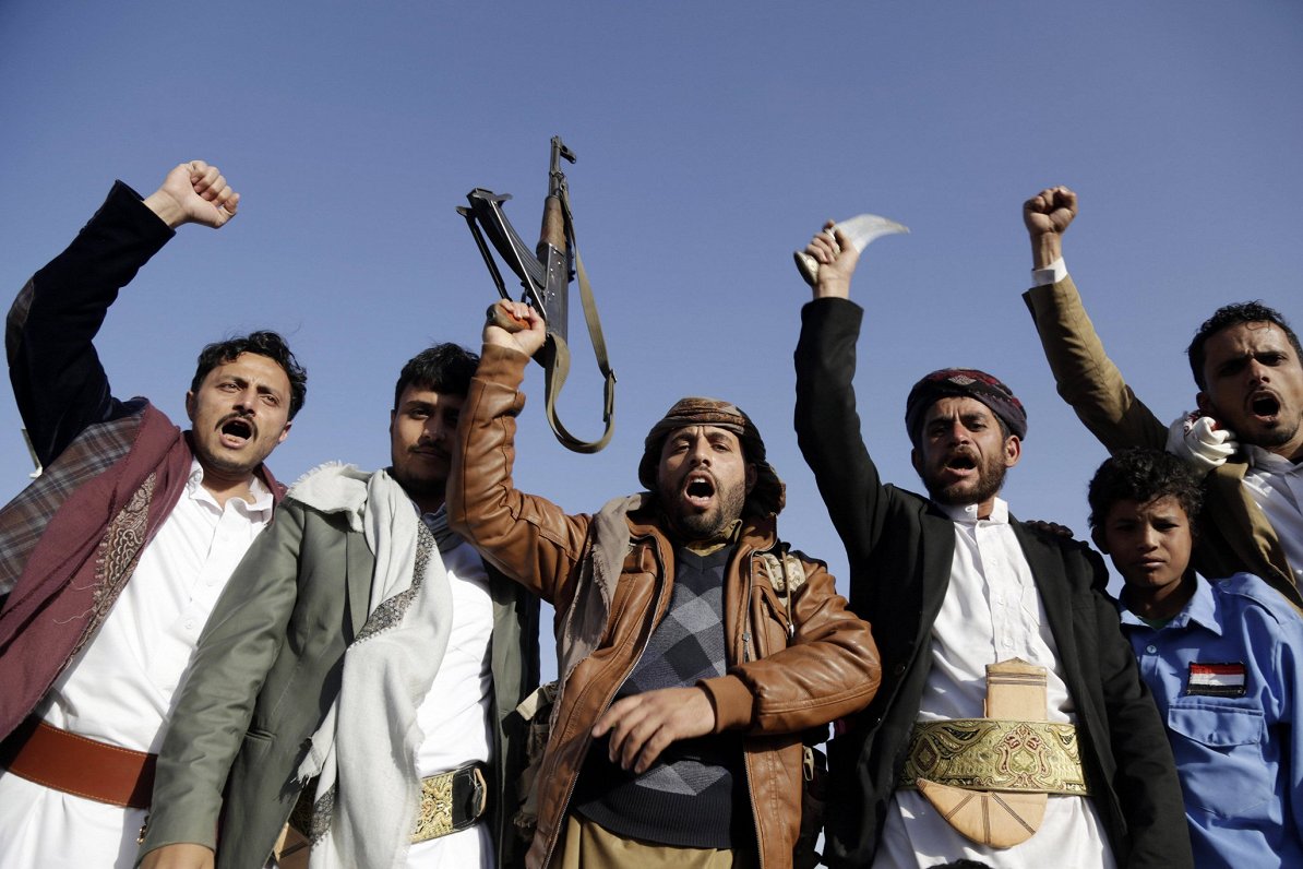 Hutiešu atbalstītāji Jemenā protestē pret ASV un Lielbritānijas triecieniem