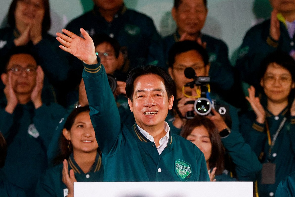 Valdošās partijas pārstāvis Viljams Lai svin uzvaru Taivānas prezidenta vēlēšanās
