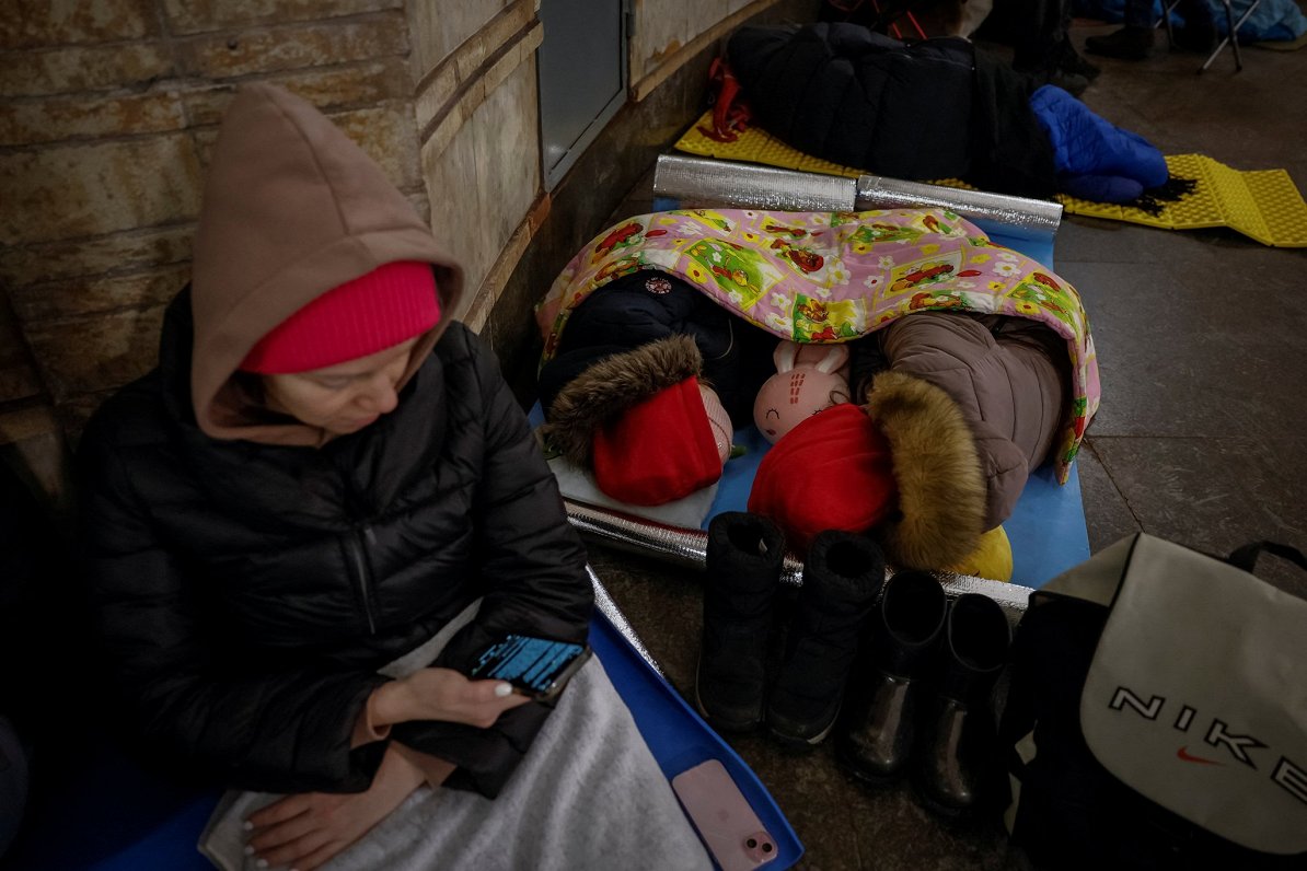 Анастасия с дочерьми пережидает воздушную тревогу в киевском метро. 13.01.2024