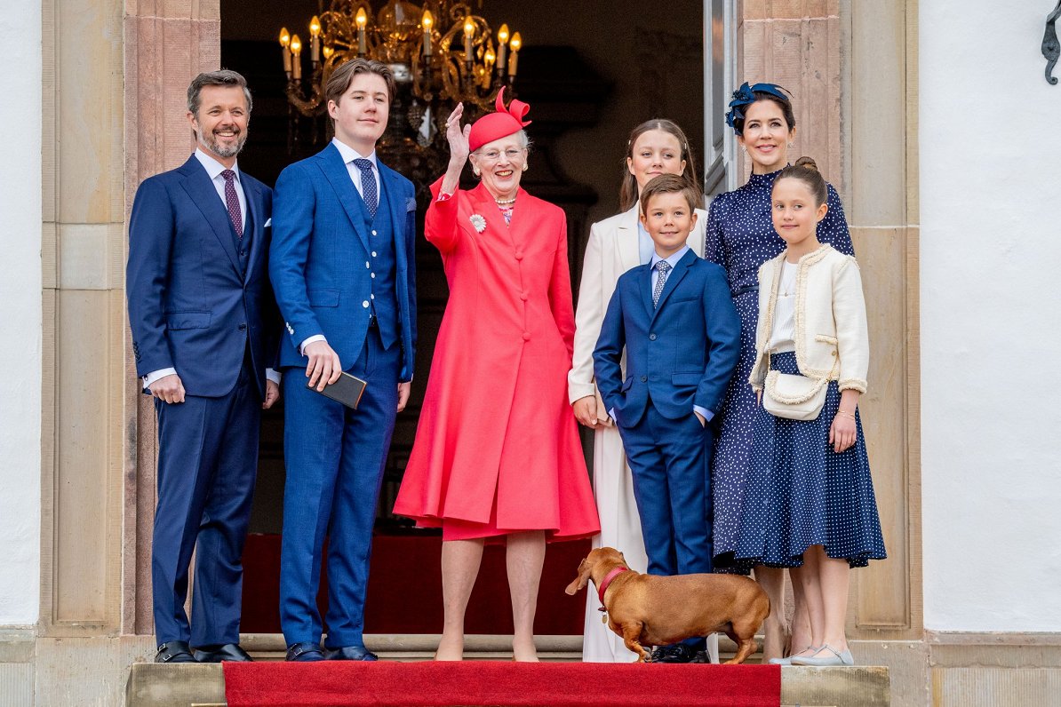 Dānijas karaliskā ģimene 2021. gadā: kroņprincis Frederiks, viņa vecākais dēls Kristians, karaliene...