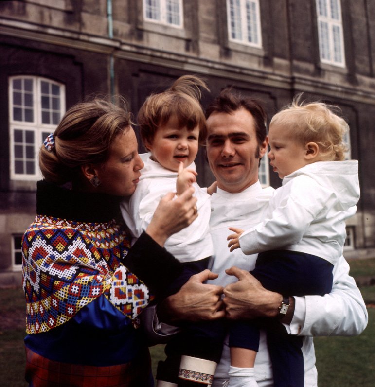 Dānijas kroņprincese Margrēte ar vīru princi Henriku un dēliem Frederiku un Joahimu (no labās), 1970...