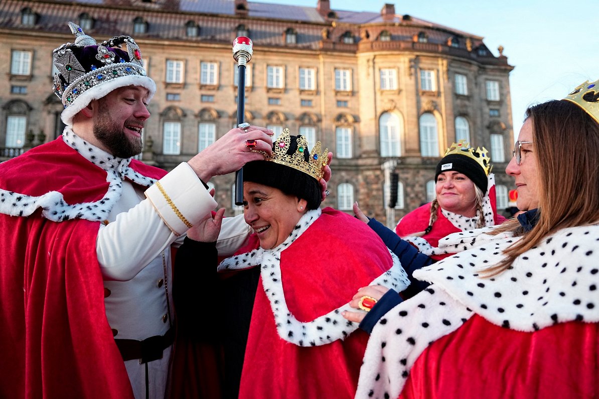 Dānijas galvaspilsētas Kopenhāgenas iedzīvotāji jautrā noskaņojumā gatavojas sveikt jauno valdnieku