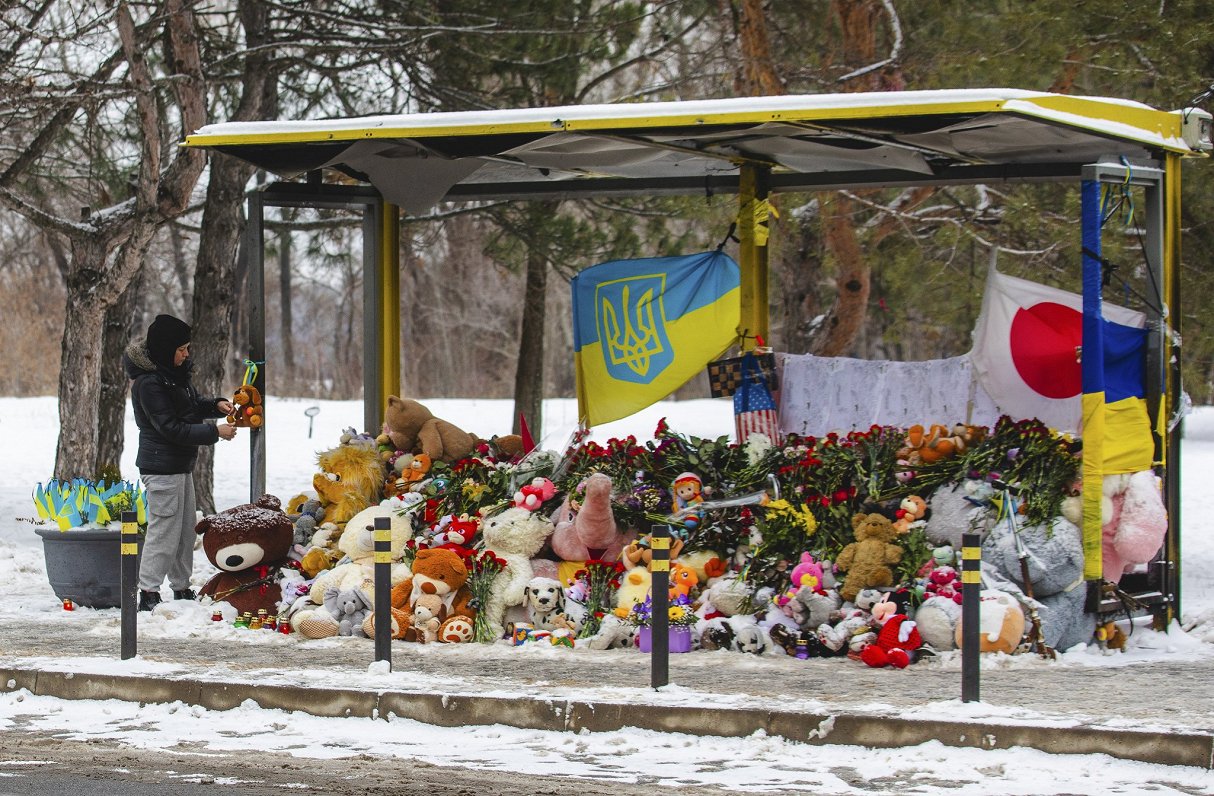 Импровизированный мемориал. Рядом год назад погибли десятки жильцов многоэтажки. Украина, Днепр, 14....