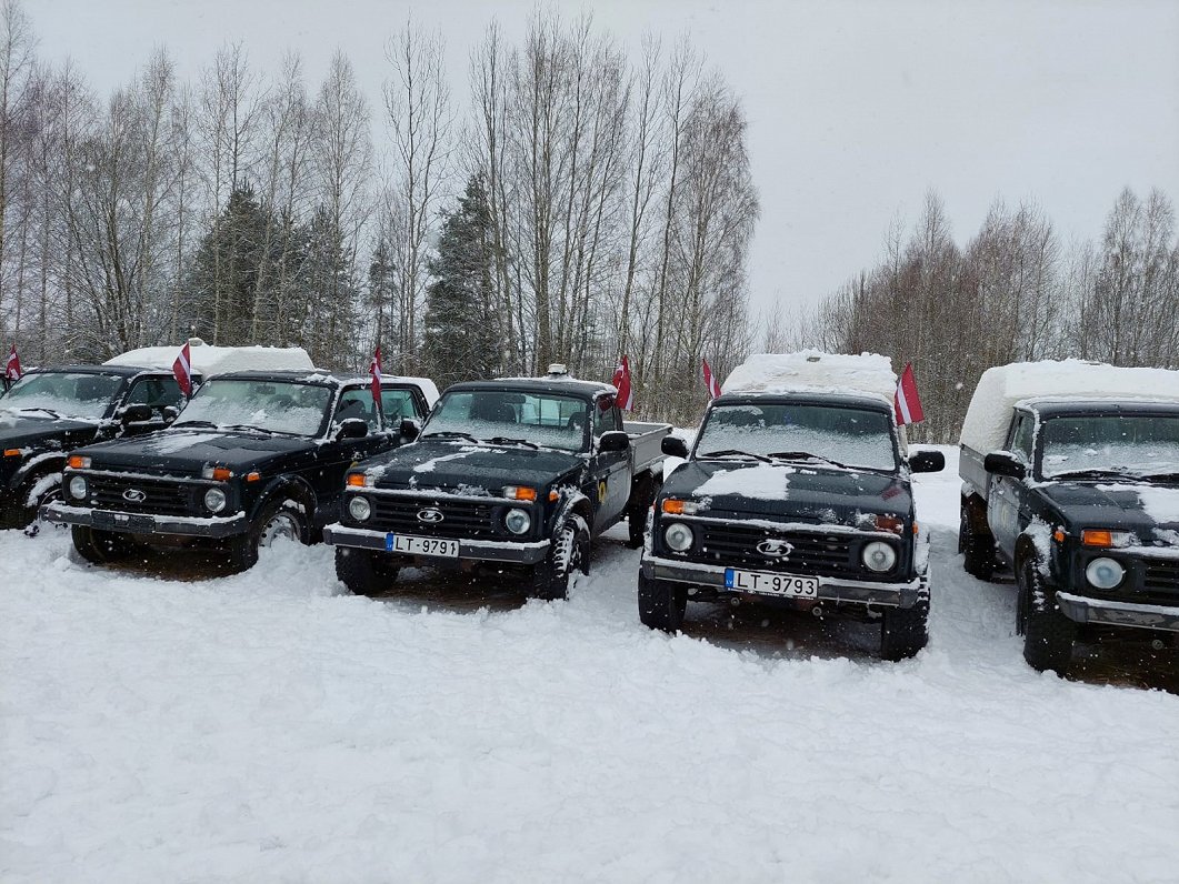 SIA &quot;Rīgas meži&quot; ziedo Ukrainas aizstāvjiem 12 vieglās automašīnas &quot;Lada 4x4 pickup&q...