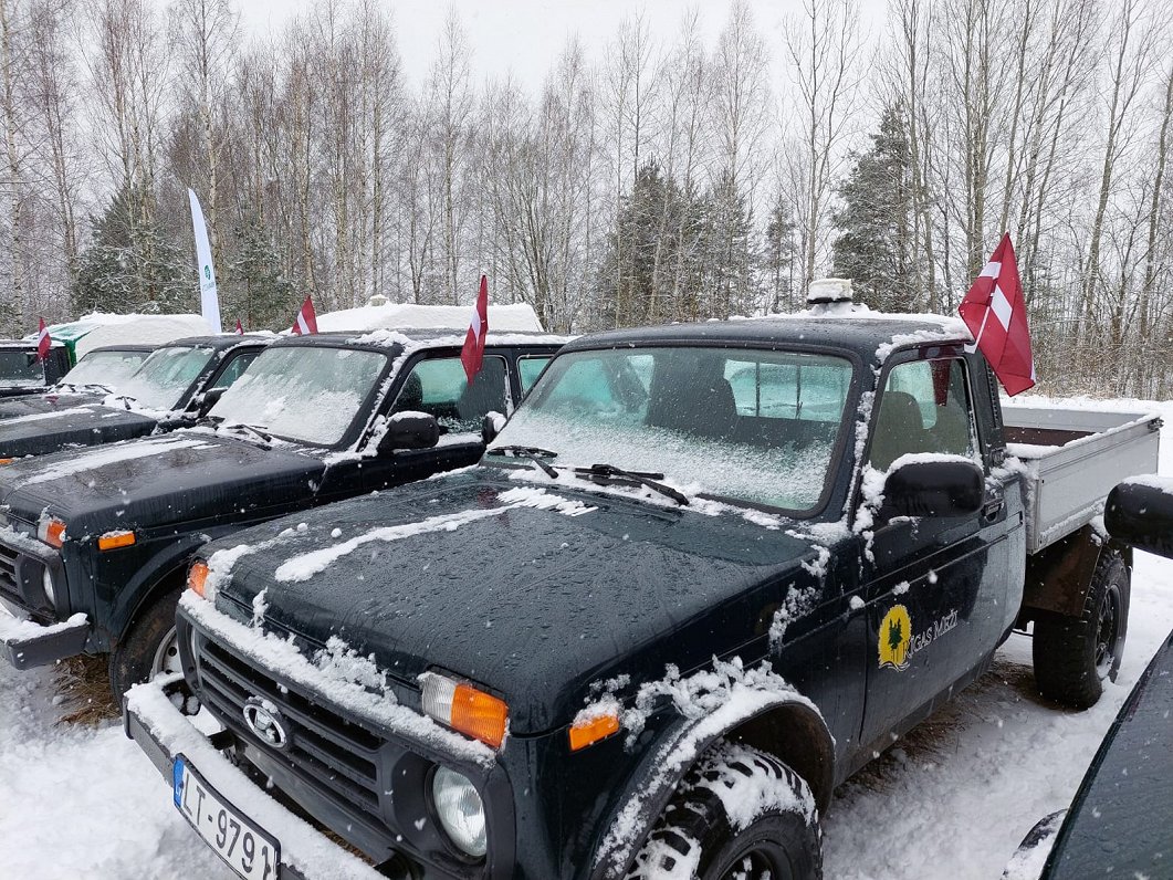 SIA &quot;Rīgas meži&quot; ziedo Ukrainas aizstāvjiem 12 vieglās automašīnas &quot;Lada 4x4 pickup&q...