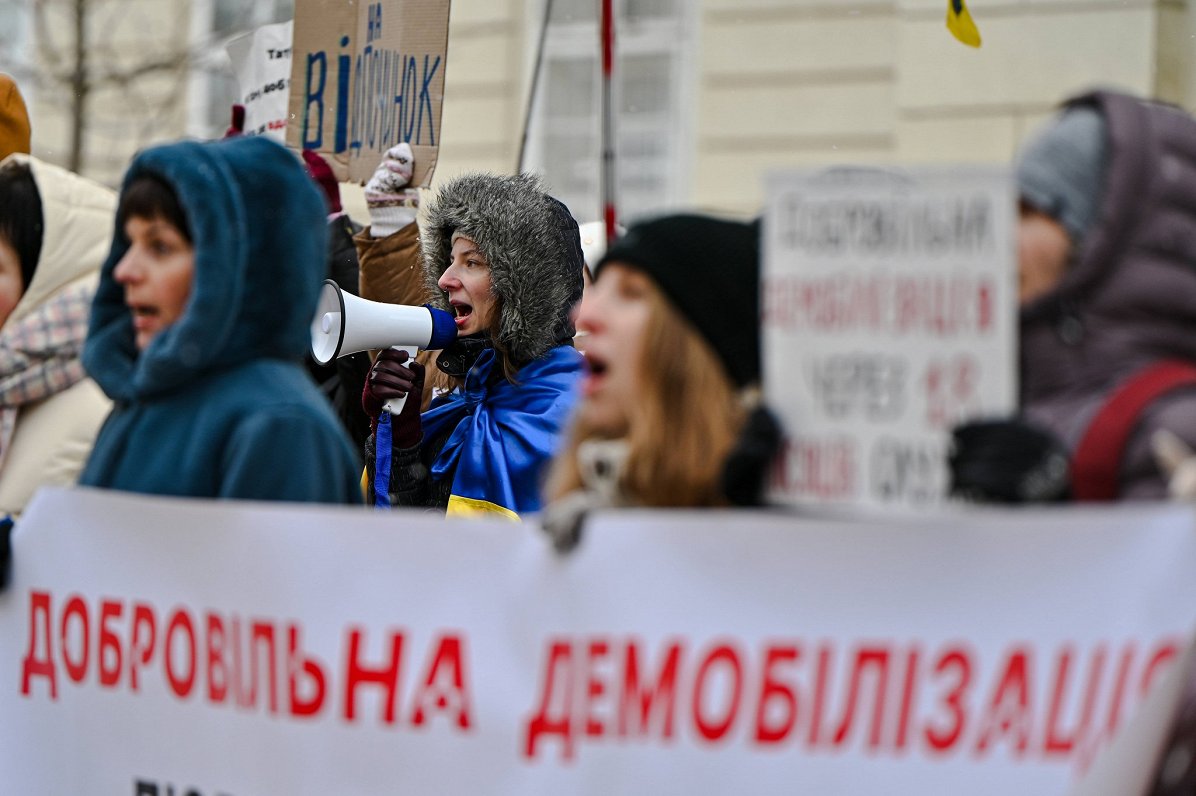 Karavīru radinieki protesta akcijā par demobilizāciju Ļvivā