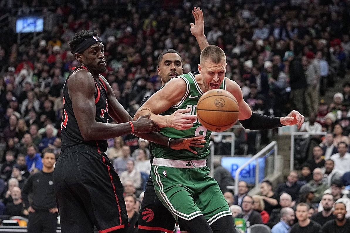 Kristaps Porziņģis (pa labi) Bostonas &quot;Celtics&quot; spēlē pret Toronto &quot;Raptors&quot;