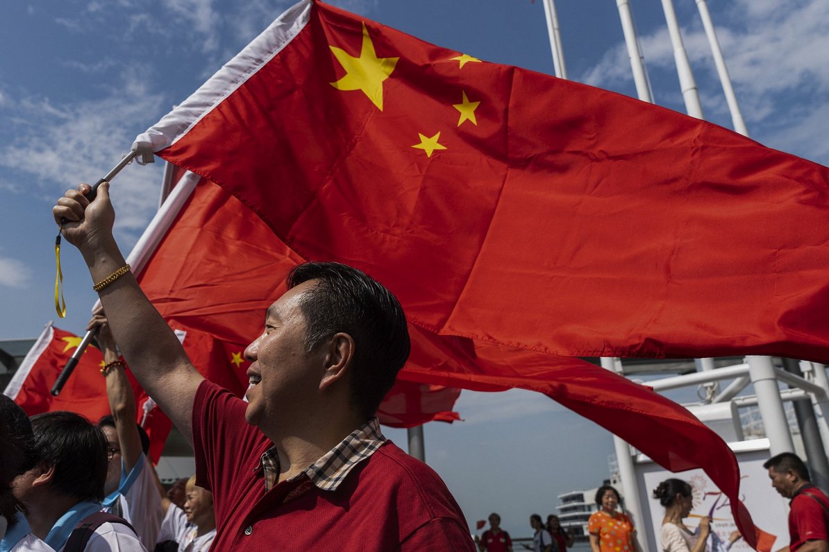 Cilvēks ar Ķīnas karogu