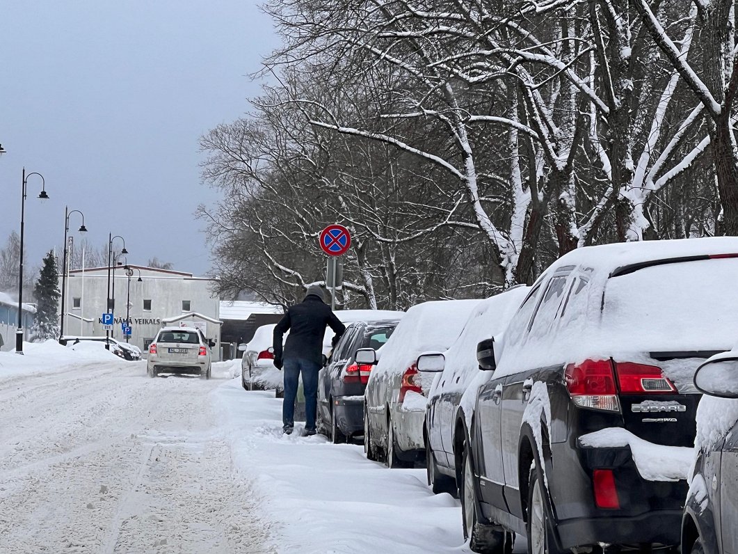 Svētdienas rītā daudzviet Latvijā ledus un sniega dēļ apgrūtināta braukšana