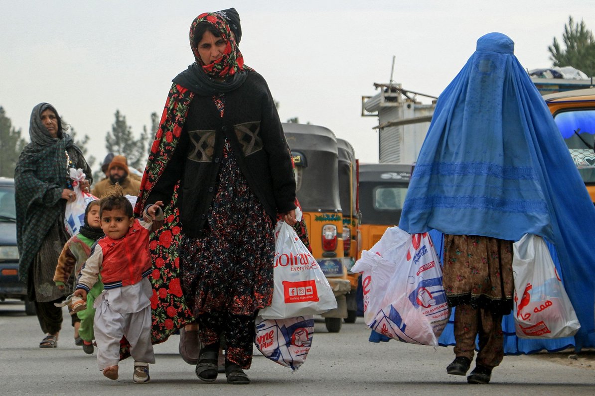 Afganistānā miljoniem cilvēku pārtiek no labdarības precēm