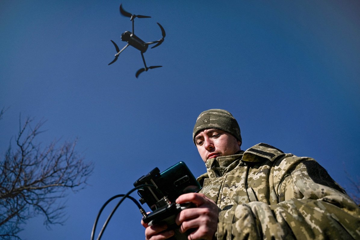 Ilustratīvs attēls: ukraiņu karavīrs militārajās mācībās apgūst bezpilota lidaparātu izmantošanu