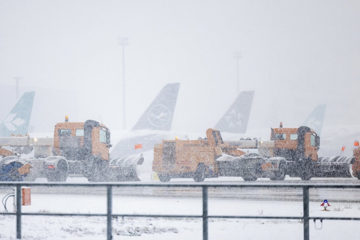 Frankfurtes lidostu Vācijā daļēji paralizējusi sniega vētra
