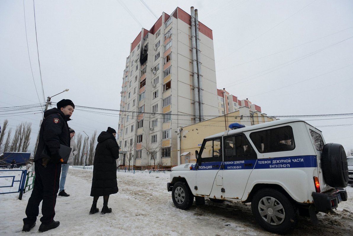 Krievijas policijas auto pie daudzstāvu ēkas Voroņežas pilsētā, kur šonedēļ bojājumus nodarījis Ukra...