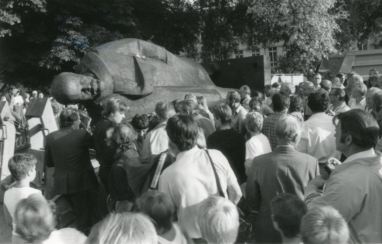 Liepājnieki noceļ Ļeņina pieminekli. 1991. gada augusts.