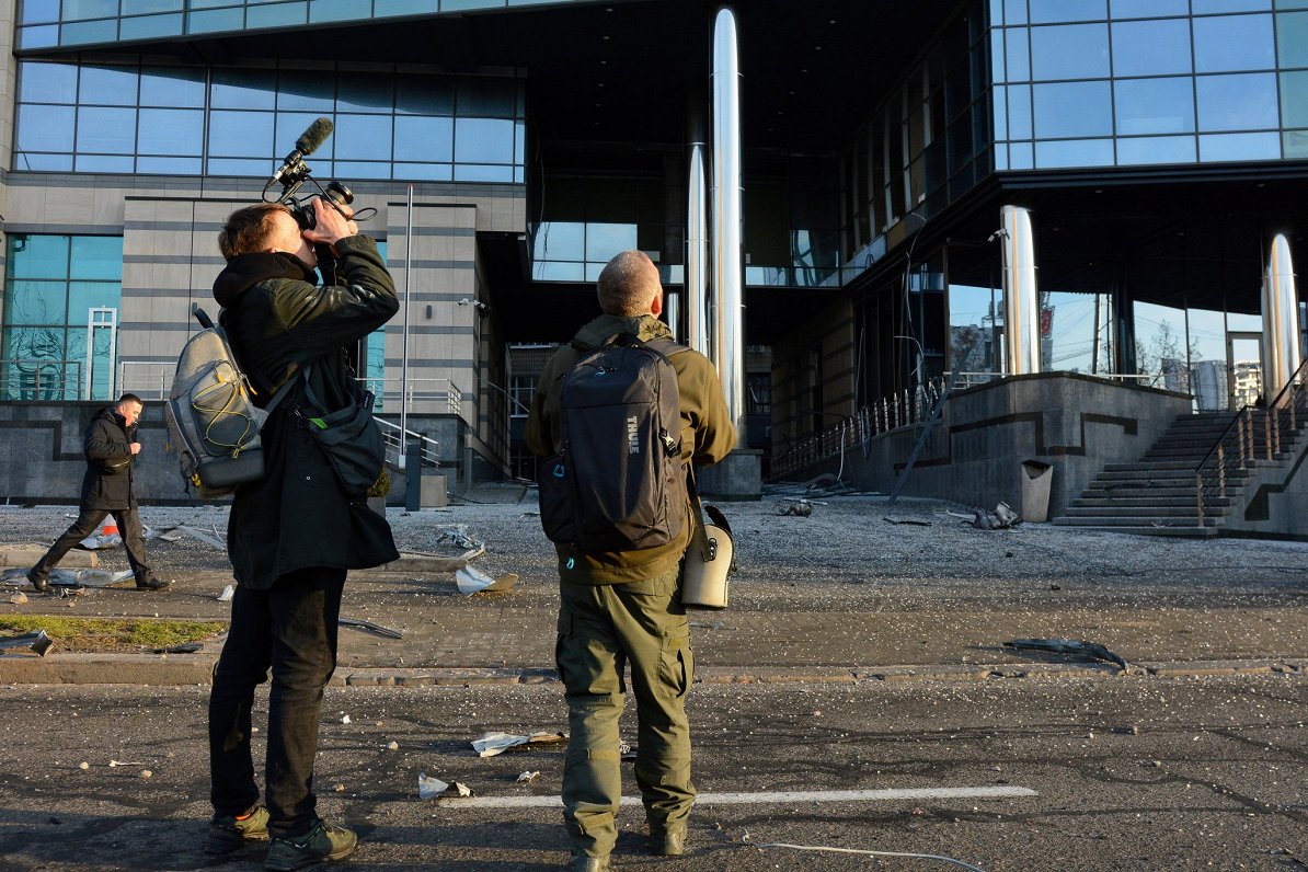 Ukrainas galvaspilsētā Kijivā žurnālisti fotografē Krievijas triecienā bojātu ēku