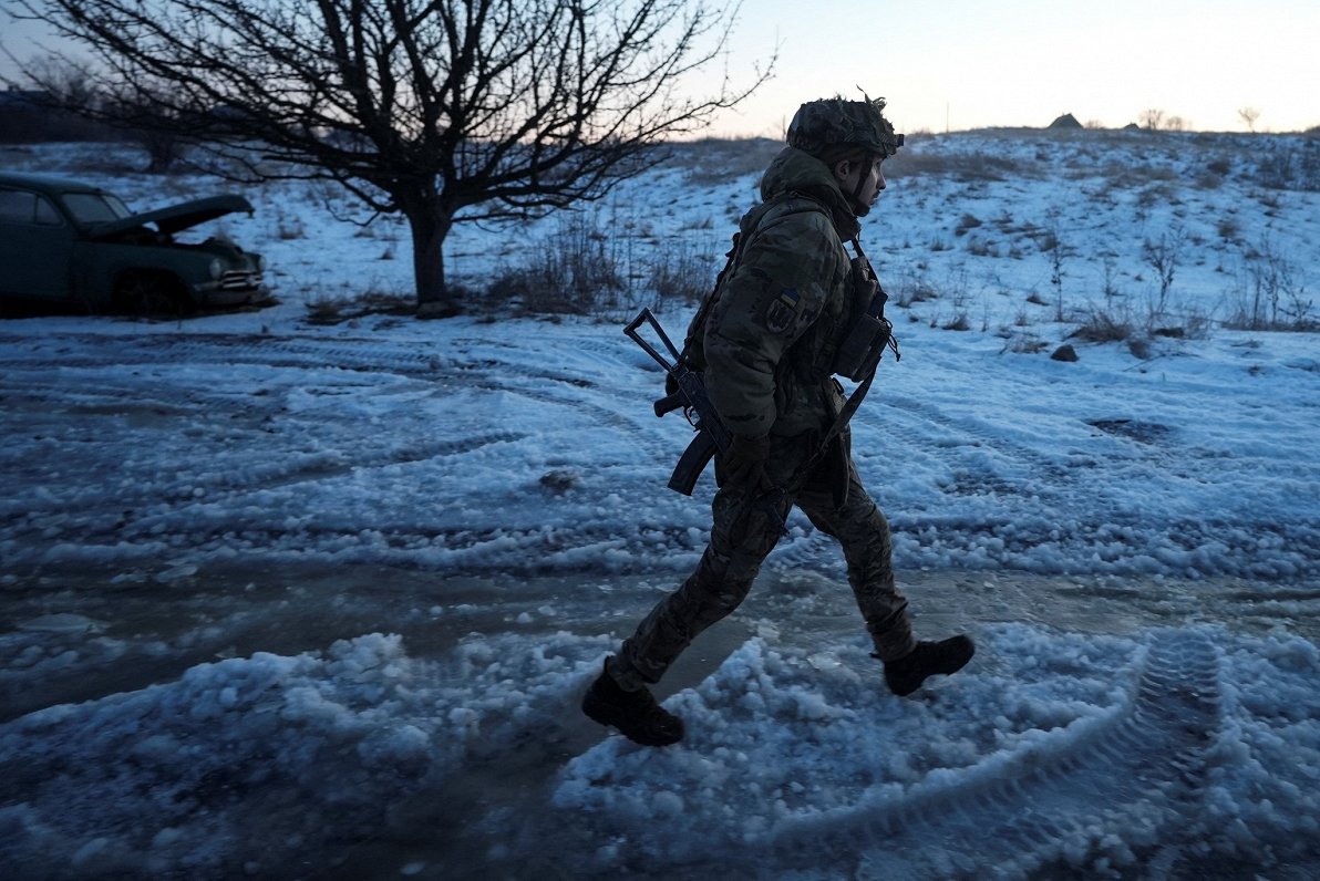 Ukrainas armijas karavīrs netālu no Horlivkas pilsētas
