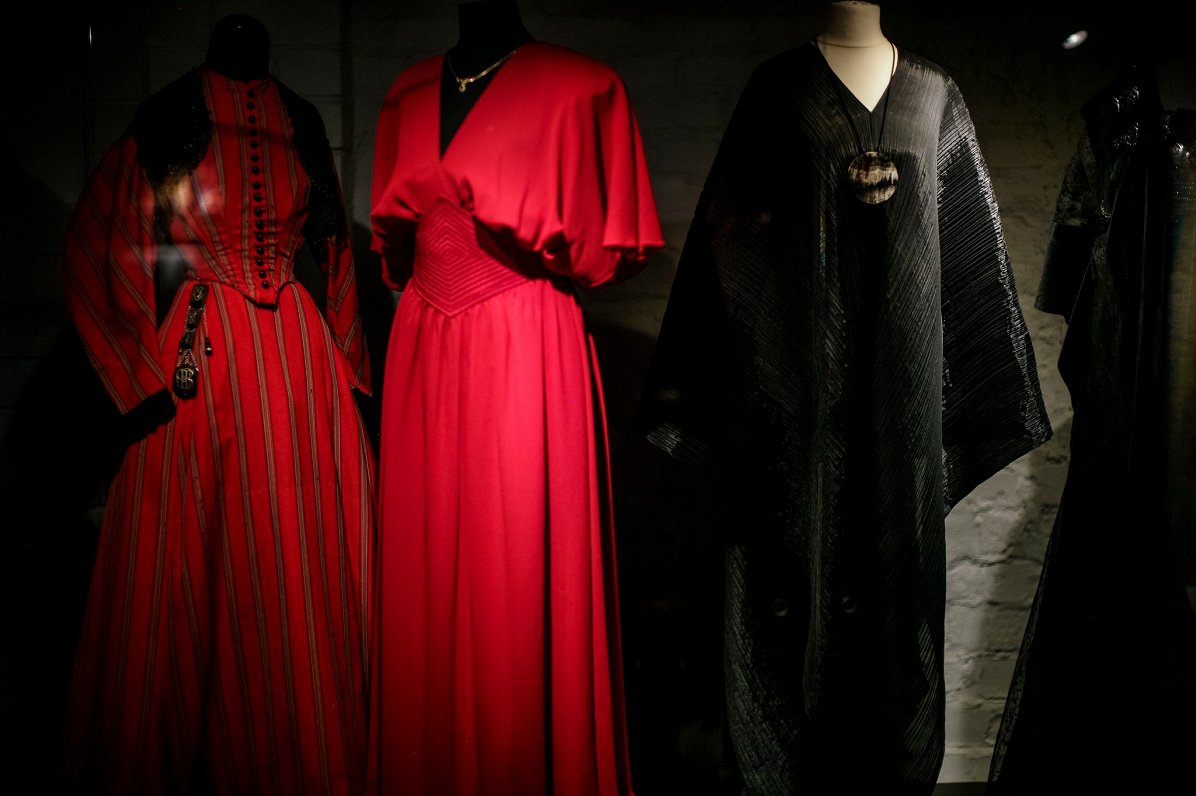Modes muzeja izstāde “Melns, balts, sarkans”.