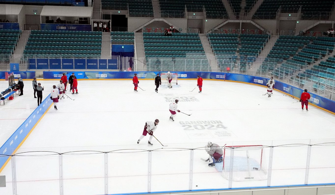 Latvijas 3x3 hokejisti treniņā jaunatnes ziemas olimpiskajās spēlēs