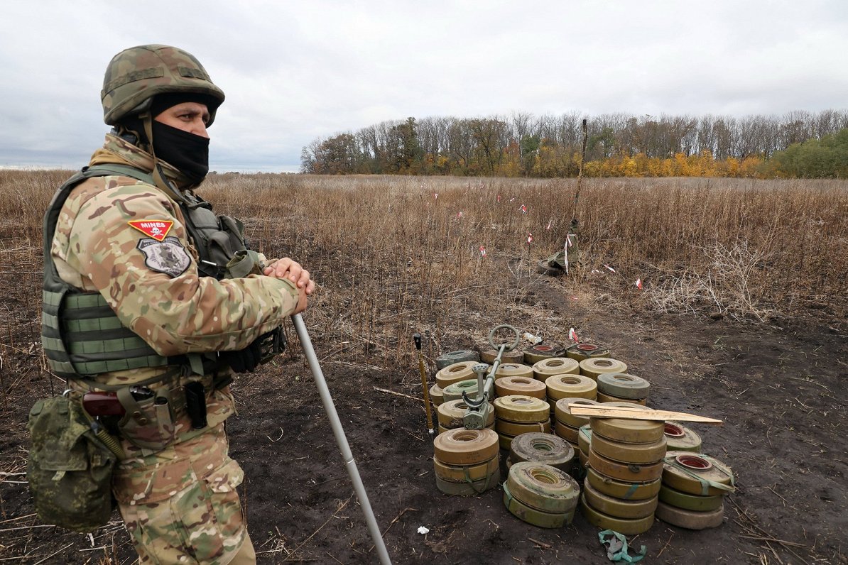 Ukrainas atmīnēšanas vienība ar mīnām Harkivas apgabalā