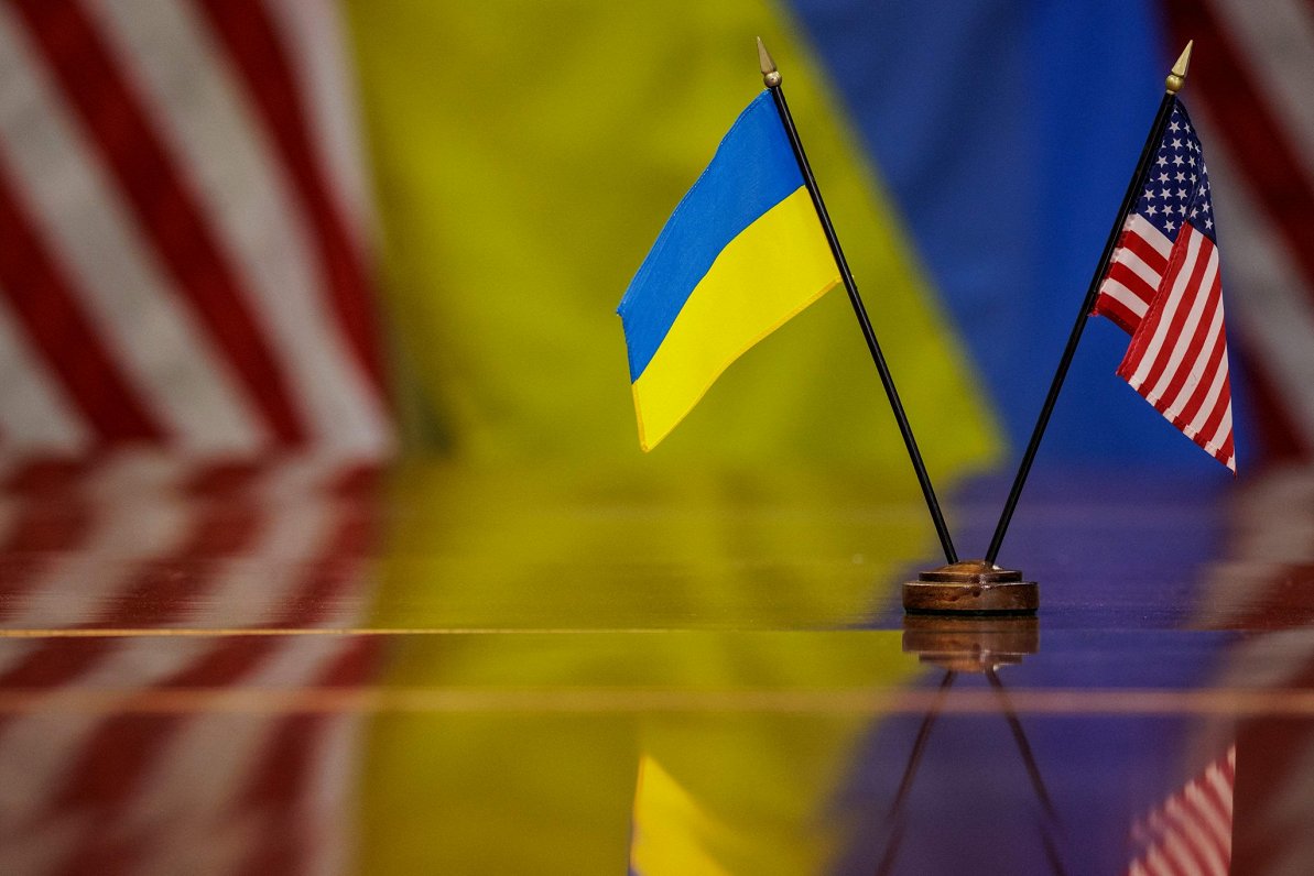 Ukrainas un ASV karogi. Ilustratīvs attēls.