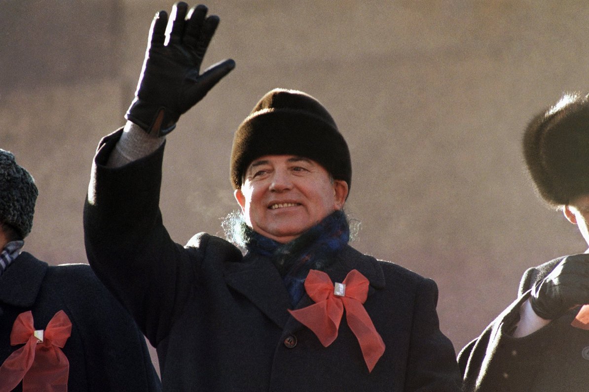 PSRS līderis Mihails Gorbačovs Ļeņina mauzoleja tribīnē, 1987. gada 7. novembrī, kad tika svinēta 70...
