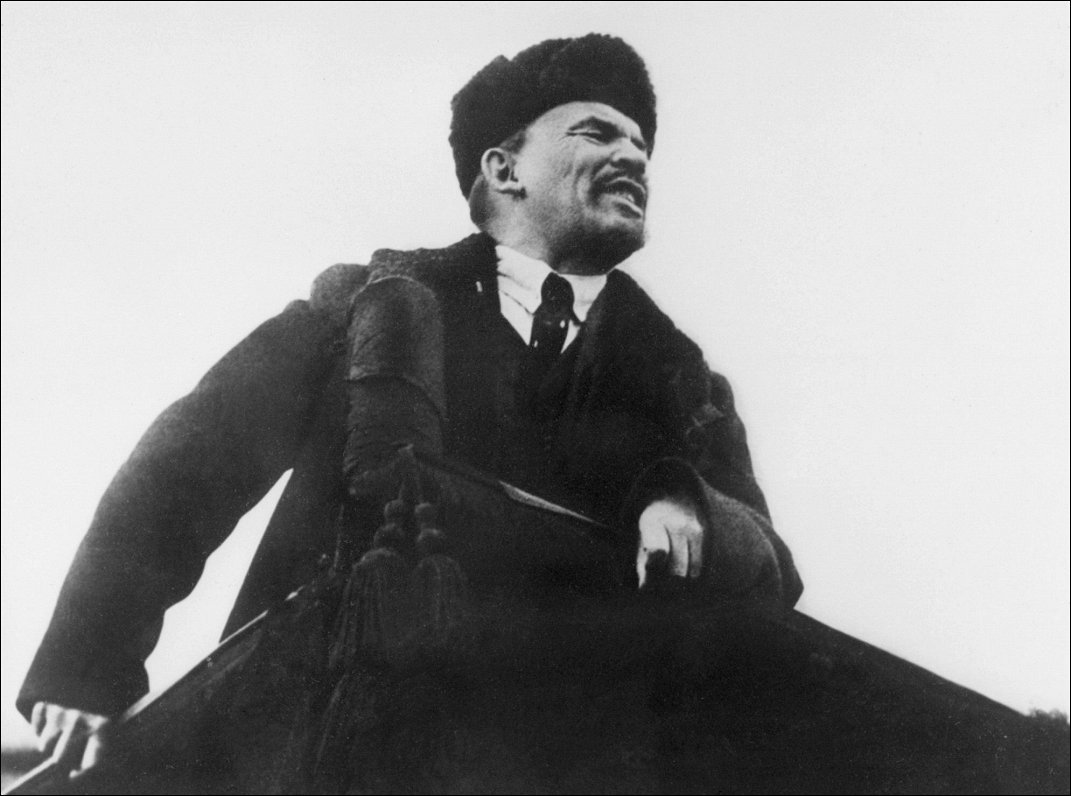 Ļeņins uzrunā boļševiku atbalstītājus, 1918. gada oktobrī Maskavā