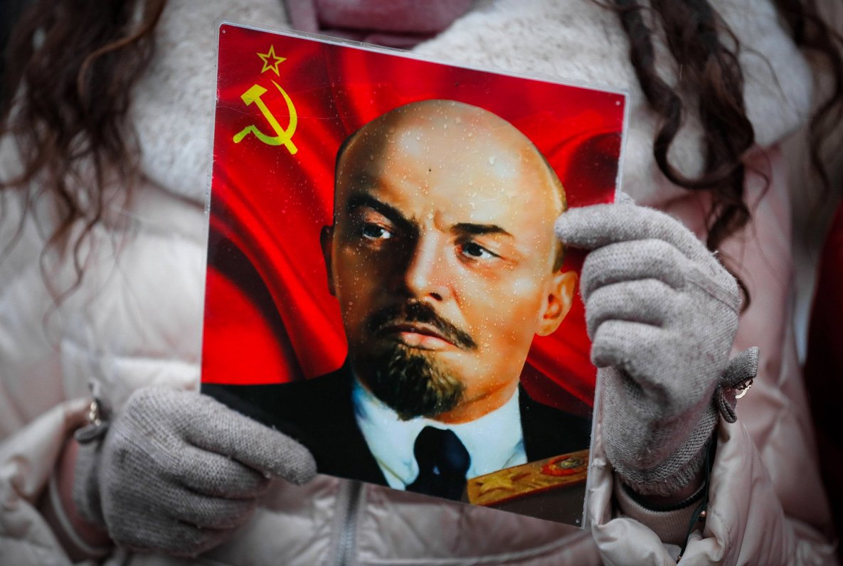 Krievijas komunisti ar Ļeņina portretiem pulcējušies pie viņa mauzoleja Maskavā
