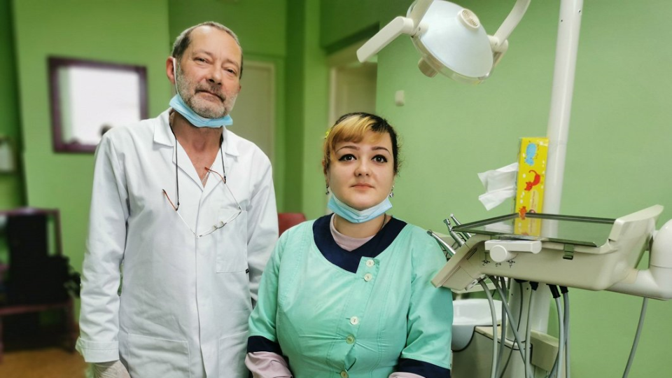 Стоматолог Приекульской поликлиники из Украины Алексей Буряк и медсестра Наталья Реуцкая