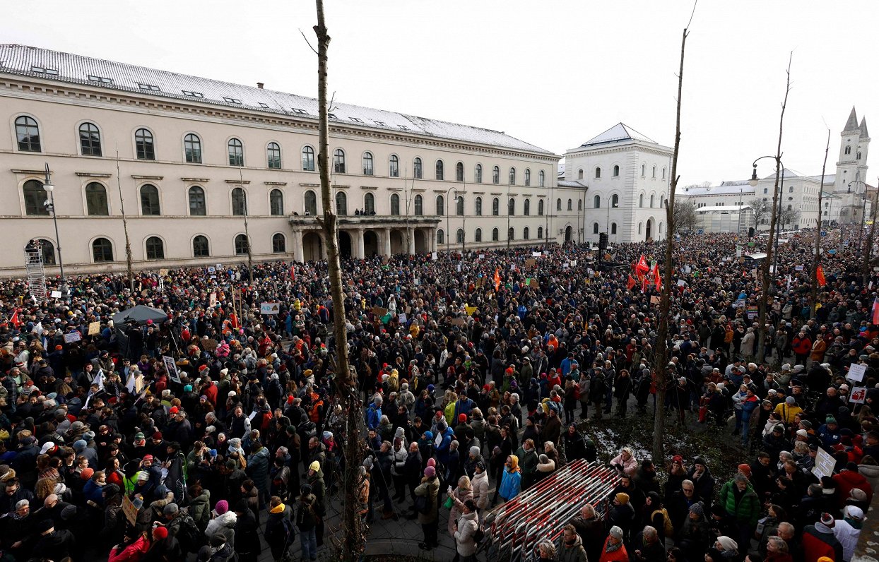 Vācijas pilsētā Minhenē svētdien sapulcējušies protesta dalībnieki