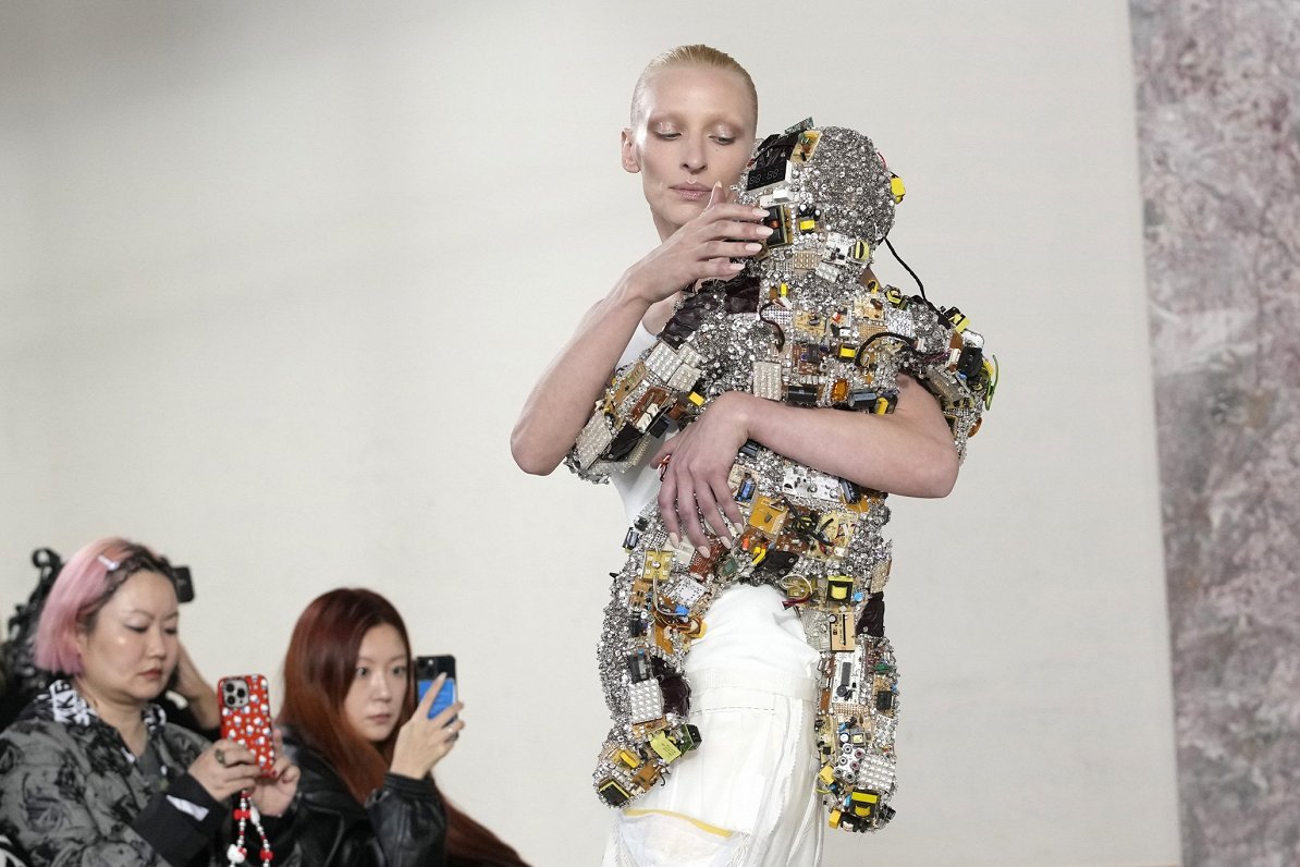 &quot;Schiaparelli&quot; 2024. gada pavasara-vasaras kolekcijas modes skate Parīzē