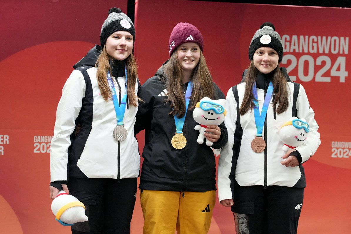 Dārta Neimane (no kreisās), Marija Foca un Laura Lēģere apbalvošanā jaunatnes olimpiskajās spēlēs