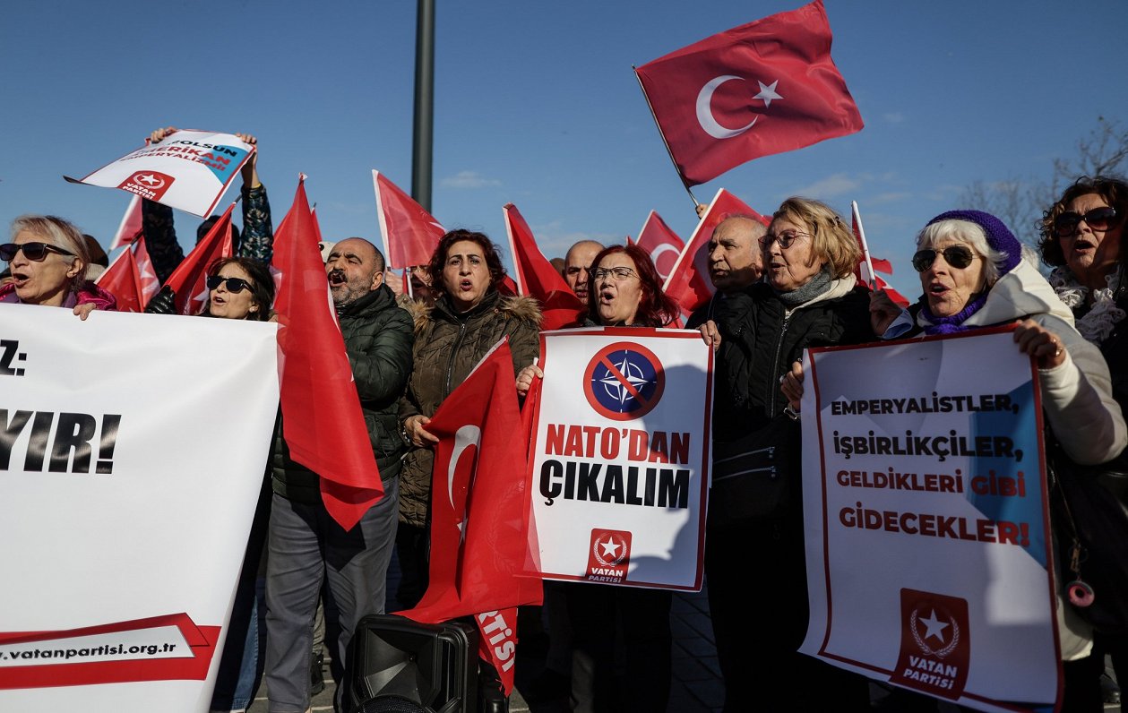 NATO pretinieki pie Turcijas parlamenta ēkas protestē pret gaidāmo balsojumu, kas pavērtu ceļu Zvied...