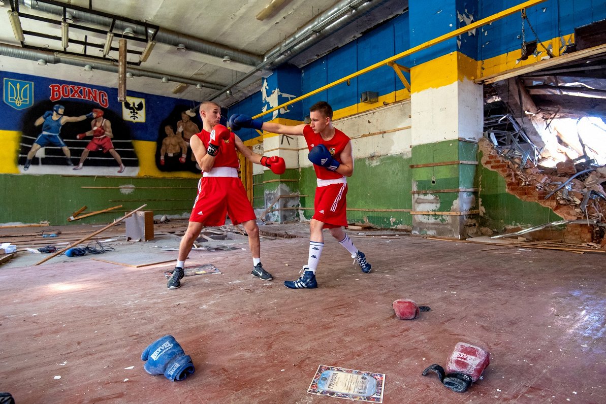 Ukraiņu boksa sportisti trenējas cīņai