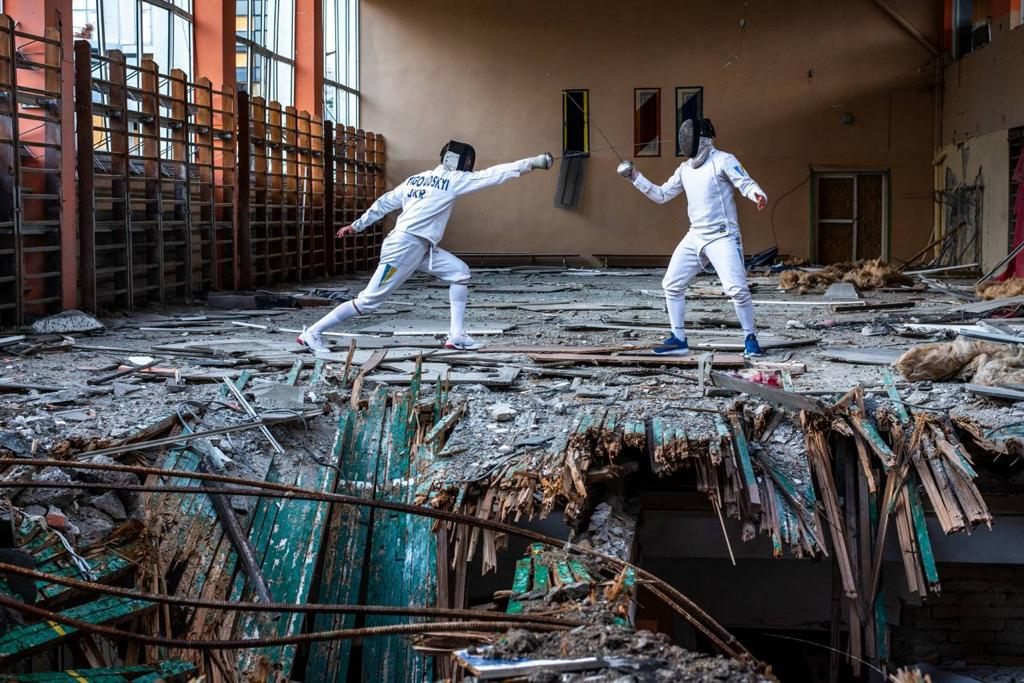 Ukraiņu paukotāji trenējas sagrautā sporta zālē